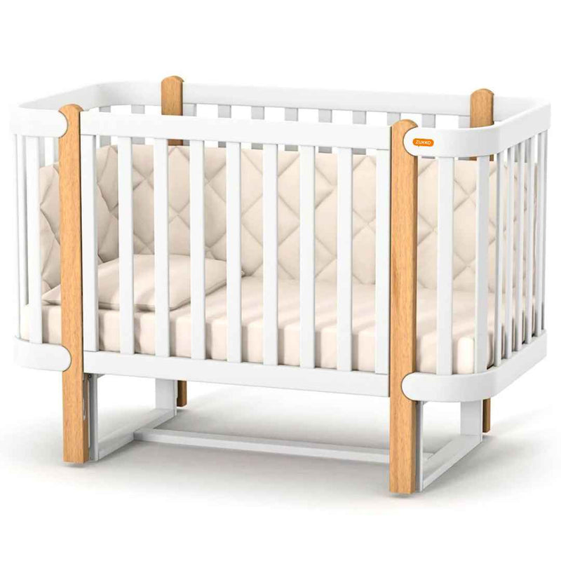 Lettino affiancabile per neonati Zukko Gekko 120x60. Evolutivo – con funzione di trasformazione disponibile. Può essere dotato di ruote o di meccanismo a dondolo per la nanna. Colore: Bianco – Faggio Naturale.