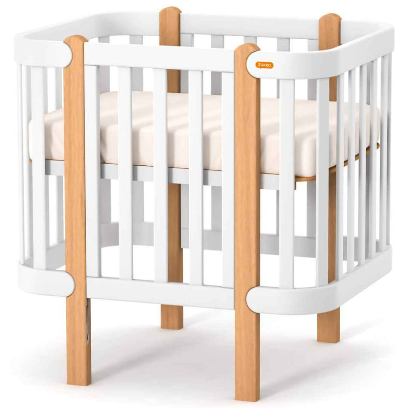 Lettino affiancabile per neonati Zukko Gekko 120x60. Evolutivo – con funzione di trasformazione disponibile. Può essere dotato di ruote o di meccanismo a dondolo per la nanna. Colore: Bianco – Faggio Naturale.