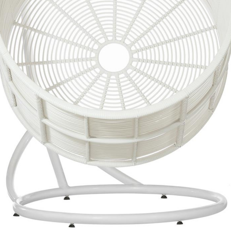 Poltrona sospesa dal design elegante con supporto TINO Terico — sedia a dondolo dalla forma arrotondata. Bianca.