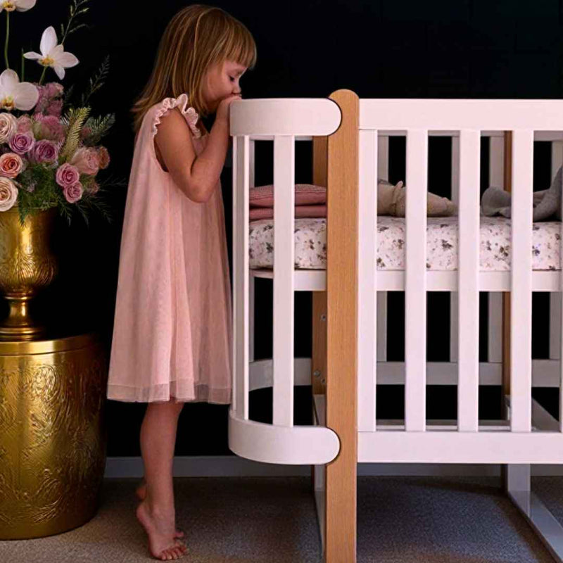 Lettino affiancabile per neonati Zukko Gekko 120x60. Evolutivo – con funzione di trasformazione disponibile. Può essere dotato di ruote o di meccanismo a dondolo per la nanna. Colore: Bianco – Faggio Naturale.