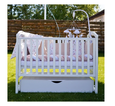 Lettino per neonati affiancabile al letto Rinbo Gekko 120x60. Può essere utilizzata con ruote oppure con meccanismo a dondolo per cullare delicatamente il bambino. Colore bianco.