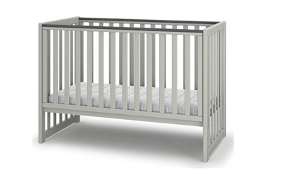 Lettino per neonati affiancabile al letto Sleeppo Gekko 120x60. Può essere utilizzata con ruote oppure con meccanismo a dondolo per cullare delicatamente il bambino. Colore cashmere.