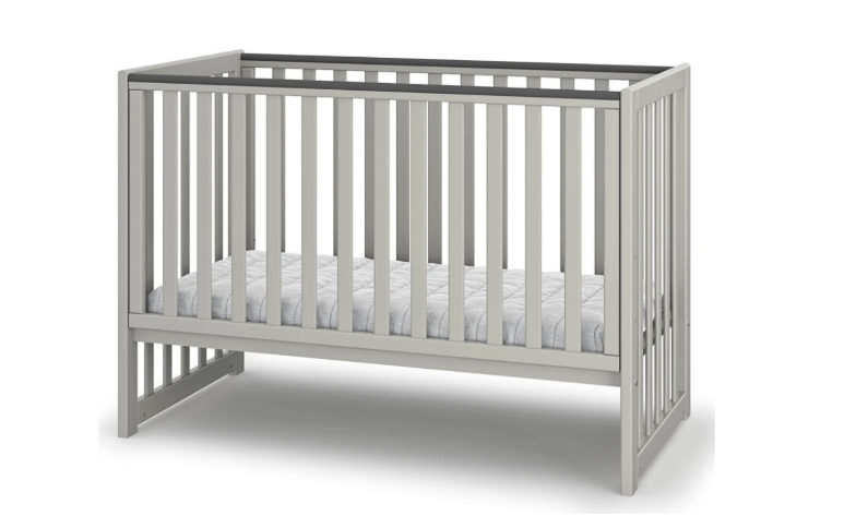 Lettino per neonati affiancabile al letto Sleeppo Gekko 120x60. Può essere utilizzata con ruote oppure con meccanismo a dondolo per cullare delicatamente il bambino. Colore cashmere.
