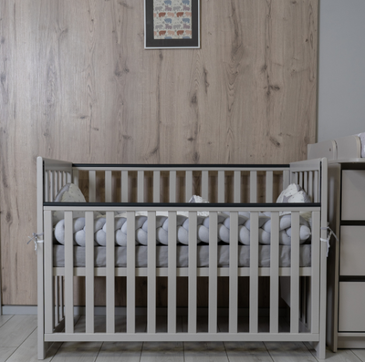 Lettino per neonati affiancabile al letto Sleeppo Gekko 120x60. Può essere utilizzata con ruote oppure con meccanismo a dondolo per cullare delicatamente il bambino. Colore cashmere.