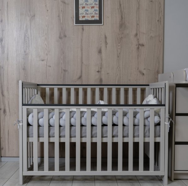 Lettino per neonati affiancabile al letto Sleeppo Gekko 120x60. Può essere utilizzata con ruote oppure con meccanismo a dondolo per cullare delicatamente il bambino. Colore cashmere.