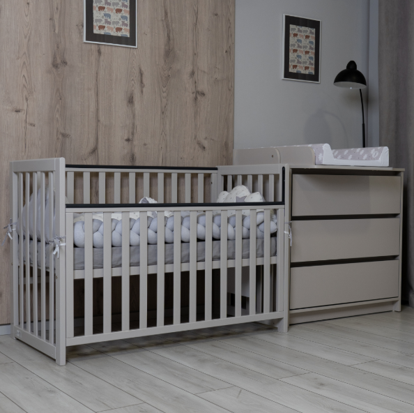 Lettino per neonati affiancabile al letto Sleeppo Gekko 120x60. Può essere utilizzata con ruote oppure con meccanismo a dondolo per cullare delicatamente il bambino. Colore cashmere.