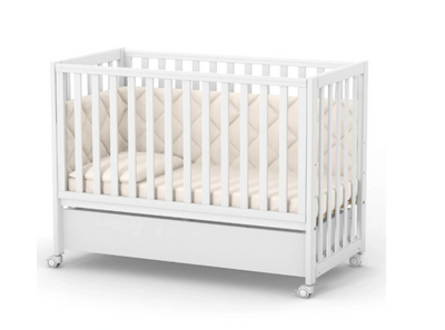 Lettino per neonati affiancabile al letto Sleeppo Gekko 120x60. Può essere utilizzata con ruote oppure con meccanismo a dondolo per cullare delicatamente il bambino. Colore bianco.