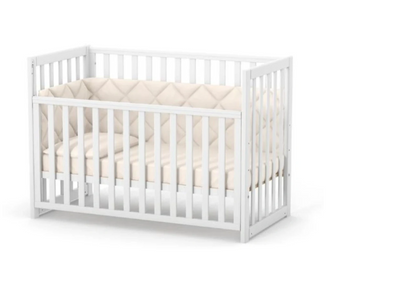 Lettino per neonati affiancabile al letto Sleeppo Gekko 120x60. Può essere utilizzata con ruote oppure con meccanismo a dondolo per cullare delicatamente il bambino. Colore bianco.