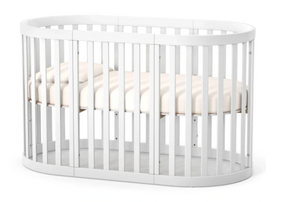 Lettino rotondo per neonati affiancabile al letto Mikko Gekko 140x70. Crescente – disponibile la funzione di trasformazione. Può essere dotata di ruote oppure di meccanismo a dondolo per cullare il bambino. Colore beige