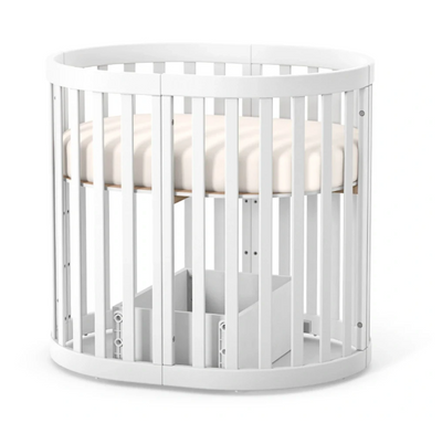 Lettino rotondo per neonati affiancabile al letto Mikko Gekko 140x70. Crescente – disponibile la funzione di trasformazione. Può essere dotata di ruote oppure di meccanismo a dondolo per cullare il bambino. Colore beige