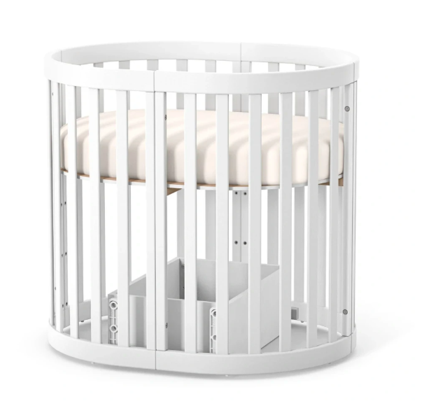 Lettino rotondo per neonati affiancabile al letto Mikko Gekko 140x70. Crescente – disponibile la funzione di trasformazione. Può essere dotata di ruote oppure di meccanismo a dondolo per cullare il bambino. Colore beige