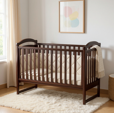 Lettino per neonati affiancabile al letto Rinbo Gekko 120x60. Può essere utilizzata con ruote oppure con meccanismo a dondolo per cullare delicatamente il bambino. Colore legno scuro