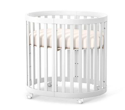 Lettino rotondo per neonati affiancabile al letto Mikko Gekko 140x70. Crescente – disponibile la funzione di trasformazione. Può essere dotata di ruote oppure di meccanismo a dondolo per cullare il bambino. Colore beige