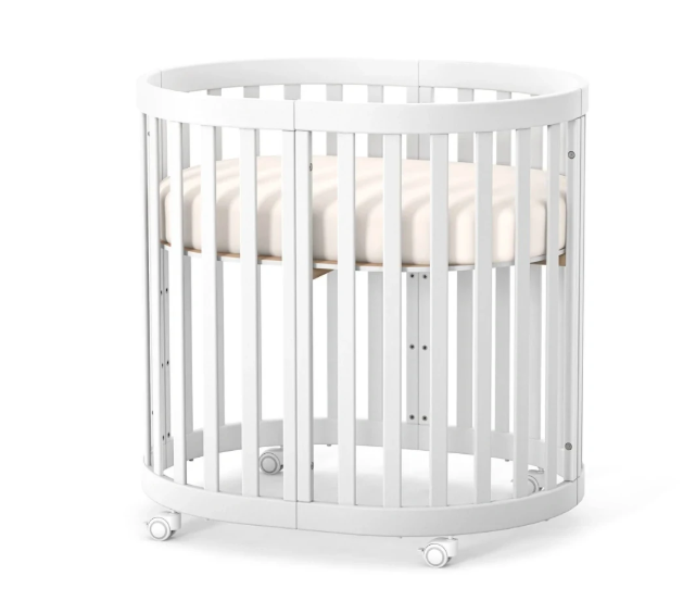 Lettino rotondo per neonati affiancabile al letto Mikko Gekko 140x70. Crescente – disponibile la funzione di trasformazione. Può essere dotata di ruote oppure di meccanismo a dondolo per cullare il bambino. Colore beige