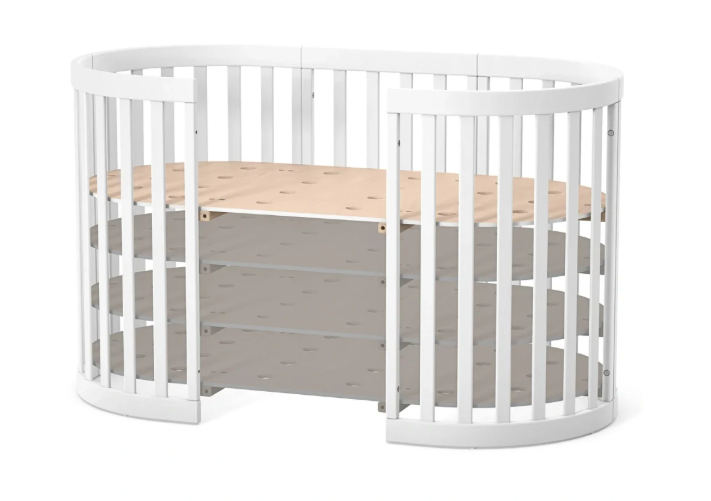Lettino rotondo per neonati affiancabile al letto Mikko Gekko 140x70. Crescente – disponibile la funzione di trasformazione. Può essere dotata di ruote oppure di meccanismo a dondolo per cullare il bambino. Colore bianco