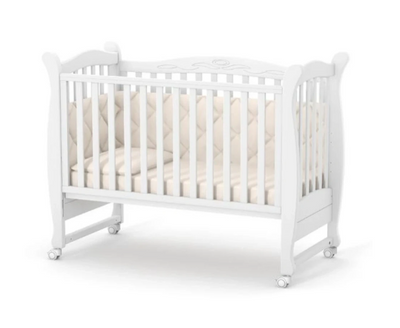 Lettino per neonati affiancabile al letto Lappi Gekko 120x60. Può essere utilizzata con ruote oppure con meccanismo a dondolo per cullare il bambino. Colore legno scuro