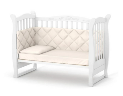 Lettino per neonati affiancabile al letto Lappi Gekko 120x60. Può essere utilizzata con ruote oppure con meccanismo a dondolo per cullare il bambino. Colore legno scuro