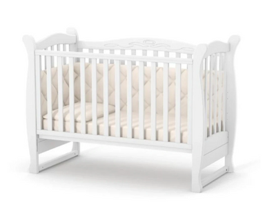 Lettino per neonati affiancabile al letto Lappi Gekko 120x60. Può essere utilizzata con ruote oppure con meccanismo a dondolo per cullare il bambino. Colore legno scuro
