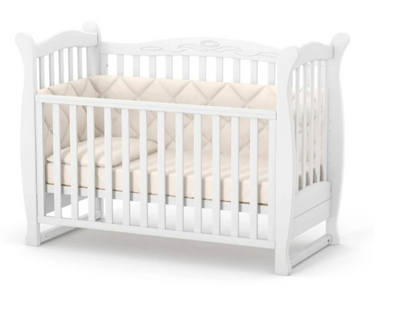 Lettino per neonati affiancabile al letto Lappi Gekko 120x60. Può essere utilizzata con ruote oppure con meccanismo a dondolo per cullare il bambino. Colore legno scuro