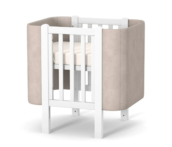 Lettino per neonati affiancabile al letto Zukko Soft Gekko 120x60. Crescita modulare – dotata di funzione di trasformazione. Può essere utilizzata con ruote oppure con meccanismo a dondolo per favorire il sonno. Colore beije e bianco.