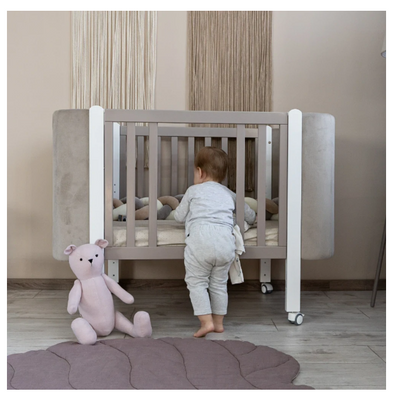 Lettino per neonati affiancabile al letto Zukko Soft Gekko 120x60. Crescita modulare – dotata di funzione di trasformazione. Può essere utilizzata con ruote oppure con meccanismo a dondolo per favorire il sonno. Colore beije e bianco.