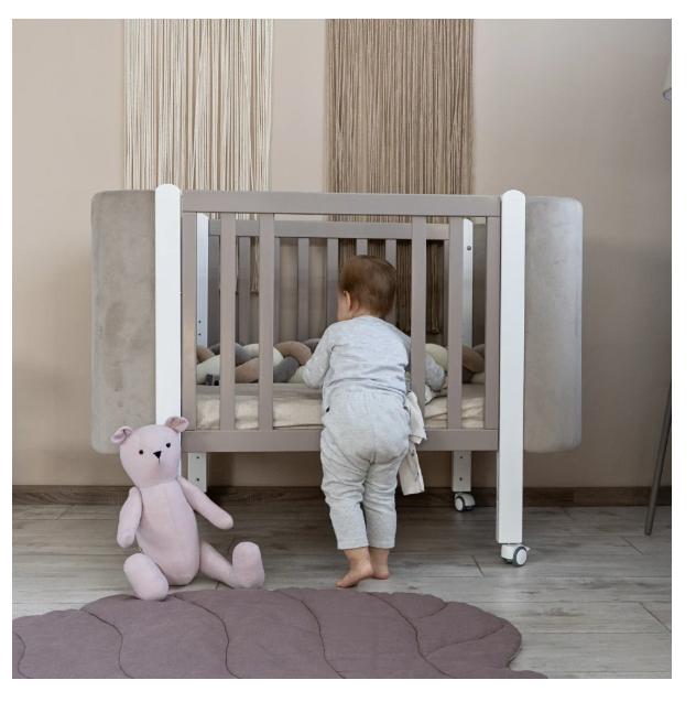 Lettino per neonati affiancabile al letto Zukko Soft Gekko 120x60. Crescita modulare – dotata di funzione di trasformazione. Può essere utilizzata con ruote oppure con meccanismo a dondolo per favorire il sonno. Colore beije e bianco.