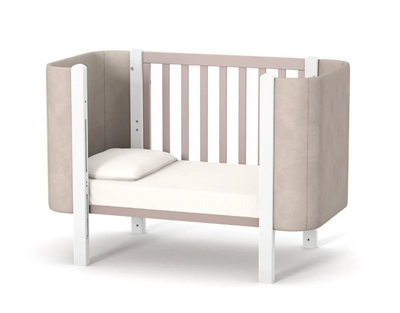 Lettino per neonati affiancabile al letto Zukko Soft Gekko 120x60. Crescita modulare – dotata di funzione di trasformazione. Può essere utilizzata con ruote oppure con meccanismo a dondolo per favorire il sonno. Colore beije e bianco.