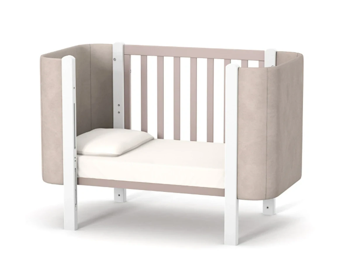 Lettino per neonati affiancabile al letto Zukko Soft Gekko 120x60. Crescita modulare – dotata di funzione di trasformazione. Può essere utilizzata con ruote oppure con meccanismo a dondolo per favorire il sonno. Colore beije e bianco.