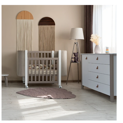 Lettino per neonati affiancabile al letto Zukko Soft Gekko 120x60. Crescita modulare – dotata di funzione di trasformazione. Può essere utilizzata con ruote oppure con meccanismo a dondolo per favorire il sonno. Colore beije e bianco.