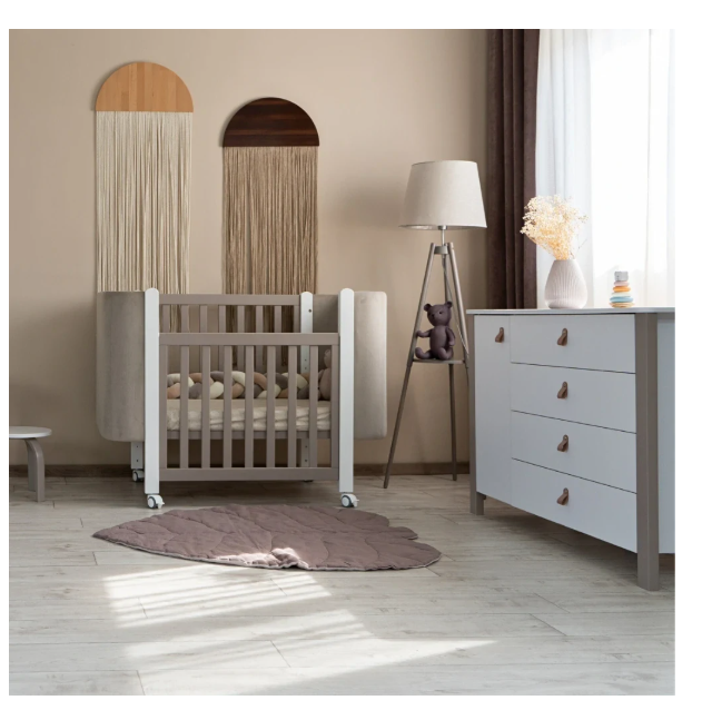 Lettino per neonati affiancabile al letto Zukko Soft Gekko 120x60. Crescita modulare – dotata di funzione di trasformazione. Può essere utilizzata con ruote oppure con meccanismo a dondolo per favorire il sonno. Colore beije e bianco.