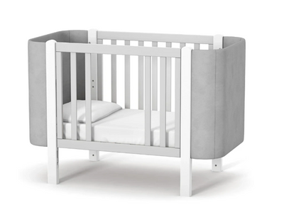 Lettino per neonati affiancabile al letto Zukko Soft Gekko 120x60. Crescita modulare – dotata di funzione di trasformazione. Può essere utilizzata con ruote oppure con meccanismo a dondolo per favorire il sonno. Colore bianco e grigio.
