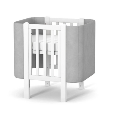 Lettino per neonati affiancabile al letto Zukko Soft Gekko 120x60. Crescita modulare – dotata di funzione di trasformazione. Può essere utilizzata con ruote oppure con meccanismo a dondolo per favorire il sonno. Colore bianco e grigio.