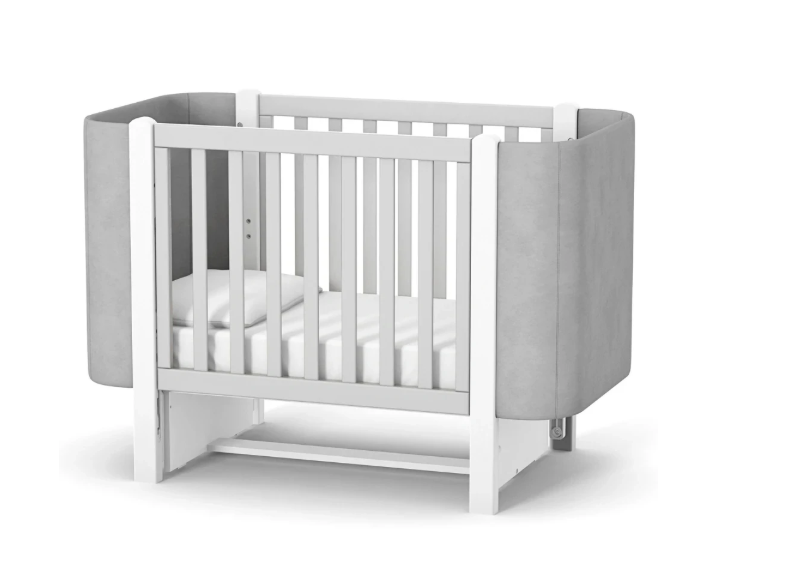 Lettino per neonati affiancabile al letto Zukko Soft Gekko 120x60. Crescita modulare – dotata di funzione di trasformazione. Può essere utilizzata con ruote oppure con meccanismo a dondolo per favorire il sonno. Colore bianco e grigio.