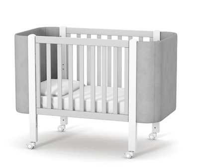 Lettino per neonati affiancabile al letto Zukko Soft Gekko 120x60. Crescita modulare – dotata di funzione di trasformazione. Può essere utilizzata con ruote oppure con meccanismo a dondolo per favorire il sonno. Colore bianco e grigio.