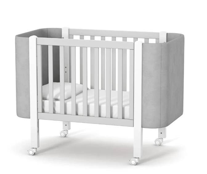 Lettino per neonati affiancabile al letto Zukko Soft Gekko 120x60. Crescita modulare – dotata di funzione di trasformazione. Può essere utilizzata con ruote oppure con meccanismo a dondolo per favorire il sonno. Colore bianco e grigio.