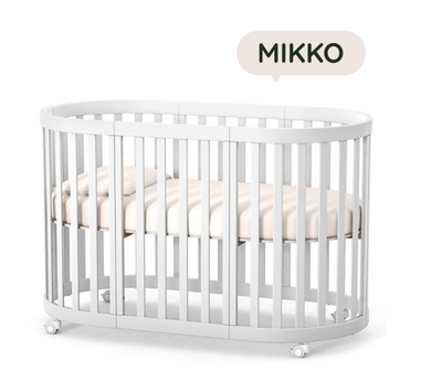 Lettino rotondo per neonati affiancabile al letto Mikko Gekko 140x70. Crescente – disponibile la funzione di trasformazione. Può essere dotata di ruote oppure di meccanismo a dondolo per cullare il bambino. Colore bianco