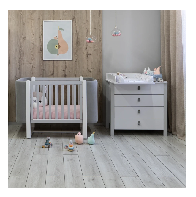 Lettino per neonati affiancabile al letto Zukko Soft Gekko 120x60. Crescita modulare – dotata di funzione di trasformazione. Può essere utilizzata con ruote oppure con meccanismo a dondolo per favorire il sonno. Colore bianco e grigio.