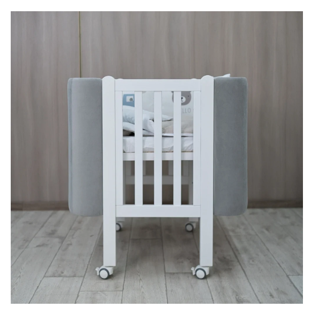 Lettino per neonati affiancabile al letto Zukko Soft Gekko 120x60. Crescita modulare – dotata di funzione di trasformazione. Può essere utilizzata con ruote oppure con meccanismo a dondolo per favorire il sonno. Colore bianco e grigio.