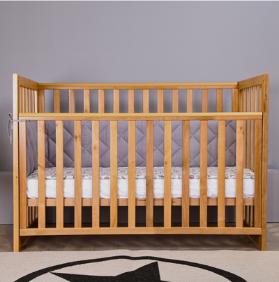 Lettino per neonati affiancabile al letto Sleeppo Gekko 120x60. Può essere utilizzata con ruote oppure con meccanismo a dondolo per cullare delicatamente il bambino. Legno