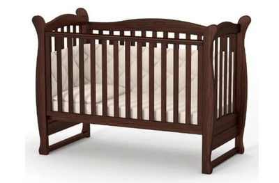 Lettino per neonati affiancabile al letto Lappi Gekko 120x60. Può essere utilizzata con ruote oppure con meccanismo a dondolo per cullare il bambino. Colore legno scuro