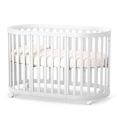 Lettino rotondo per neonati affiancabile al letto Mikko Gekko 140x70. Crescente – disponibile la funzione di trasformazione. Può essere dotata di ruote oppure di meccanismo a dondolo per cullare il bambino. Colore bianco