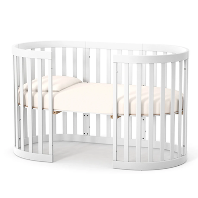 Lettino rotondo per neonati affiancabile al letto Mikko Gekko 140x70. Crescente – disponibile la funzione di trasformazione. Può essere dotata di ruote oppure di meccanismo a dondolo per cullare il bambino. Colore bianco