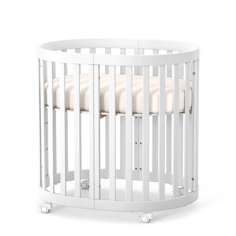 Lettino rotondo per neonati affiancabile al letto Mikko Gekko 140x70. Crescente – disponibile la funzione di trasformazione. Può essere dotata di ruote oppure di meccanismo a dondolo per cullare il bambino. Colore bianco