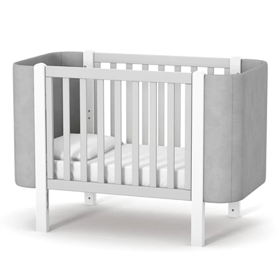 Lettino per neonati affiancabile al letto Zukko Soft Gekko 120x60. Crescita modulare – dotata di funzione di trasformazione. Può essere utilizzata con ruote oppure con meccanismo a dondolo per favorire il sonno. Colore bianco e grigio.