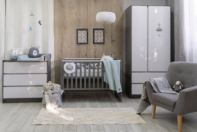Lettino per neonati affiancabile al letto Sleeppo Gekko 120x60. Può essere utilizzata con ruote oppure con meccanismo a dondolo per cullare delicatamente il bambino. Colore grafite.