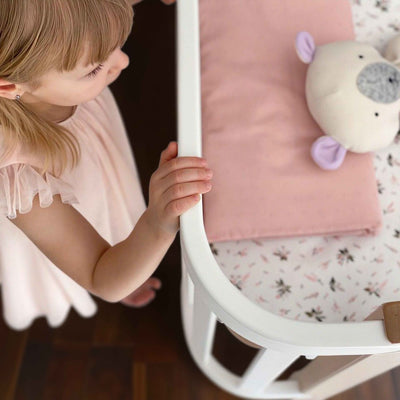 Lettino affiancabile per neonati Zukko Gekko 120x60. Evolutivo – con funzione di trasformazione disponibile. Può essere dotato di ruote o di meccanismo a dondolo per la nanna. Colore: Bianco – Faggio Naturale.