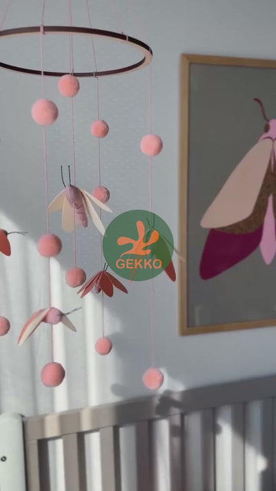 Lettino per neonati affiancabile al letto Zukko Soft Gekko 120x60. Crescita modulare – dotata di funzione di trasformazione. Può essere utilizzata con ruote oppure con meccanismo a dondolo per favorire il sonno. Colore bianco e grigio.