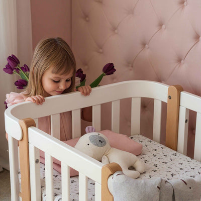 Lettino affiancabile per neonati Zukko Gekko 120x60. Evolutivo – con funzione di trasformazione disponibile. Può essere dotato di ruote o di meccanismo a dondolo per la nanna. Colore: Bianco – Faggio Naturale.